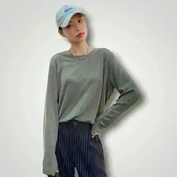 Solid Relaxed Round Neck Long Sleeve Tee - Picture 13 of 13